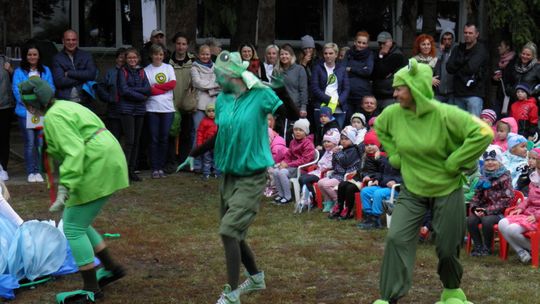 Nauczycielki wystąpiły dla dzieci, a władza przybijała „piątki”