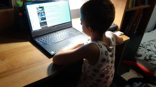 Nauka zdalna lub hybrydowa w starszych klasach podstawówek. Decyzja niebawem