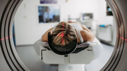 Dziura budżetowa w NFZ i brak planu na miliardy. Co to oznacza dla pacjentów i szpitali w Polsce?