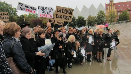 Nic o nas bez nas! Czarny marsz w Szczecinie z udziałem gryfinianek