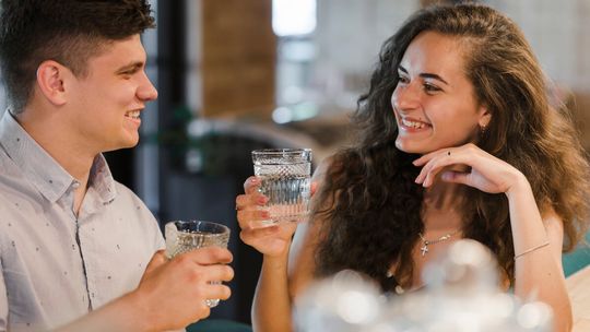 Koniec sporu o bezpłatną wodę w lokalu. Gastronomia wygrywa z nowym projektem ustawy