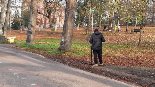 Nie chcemy likwidacji placu zabaw i siłowni! - wykrzykuje mieszkaniec. Protest przeciwko poszerzaniu drogi w parku. 