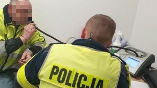 Nie dość, że był pijany, to jeszcze spowodował kolizję. Uderzył w auto, a potem w...