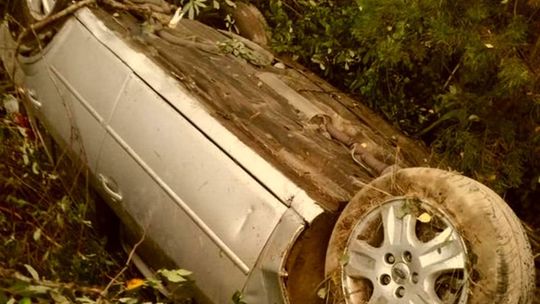 Nie dostosował prędkości do warunków i… dachował