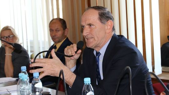 Nie głosowaliśmy bezrefleksyjnie: obniżyliśmy stawki i powstrzymaliśmy zapędy burmistrza - mówi Andrzej Urbański