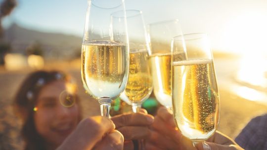 Nie każdy „szampan” to szampan. Czym różni się od wina musującego?