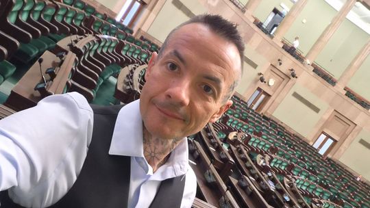 Poseł uruchomił osobisty telefon dla oświaty. Pomoc w konfliktach szkolnych zamiast rzecznika