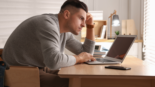 Nie masz telewizora? Skarbówka i tak zapuka do Twoich drzwi przez smartfona, czy laptopa