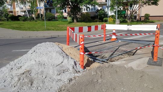 Nie mogą załatać dziury w drodze. Brak znaku o zwężeniu na zakręcie