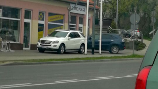 Nie mogę przejść z wózkiem - skarży się gryfinianka. Radny odpowiada mieszkance