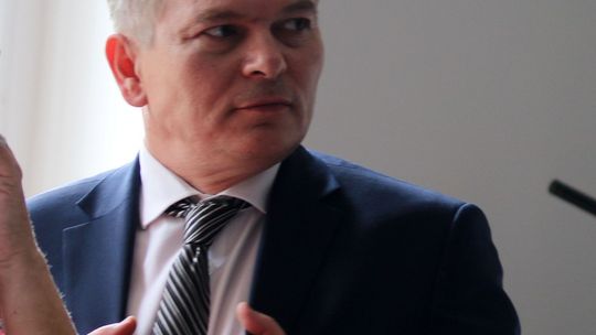 Nie odpowiedział na większość pytań i nie przedstawił dowodu. Sprawa grantu na komputery 