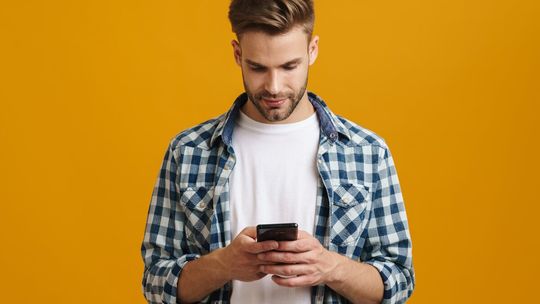 Pułapka szybkiego BLIK-a. Jak cyberprzestępcy wykorzystują pośpiech i zaufanie młodych ludzi