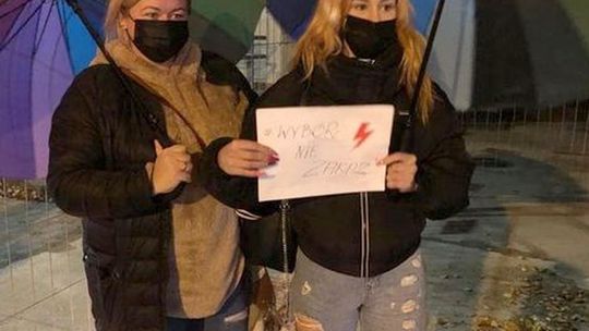 Nie składamy parasolek! Spacer ze zniczami i parasolami przed gryfińską siedzibą PiS