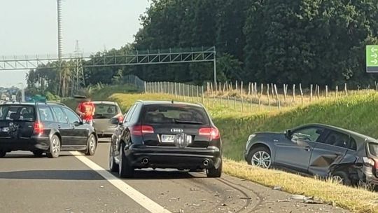 Nie wyhamował i uderzył w dwa auta. Są ranni, w tym dziecko