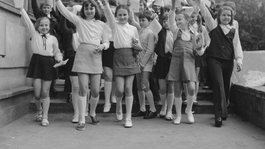 Moda uczniowska. Tak wyglądało zakończenie roku szkolnego w PRL i przed wojną Moda uczniowska. Tak wyglądało zakończenie roku szkolnego w PRL i przed wojną