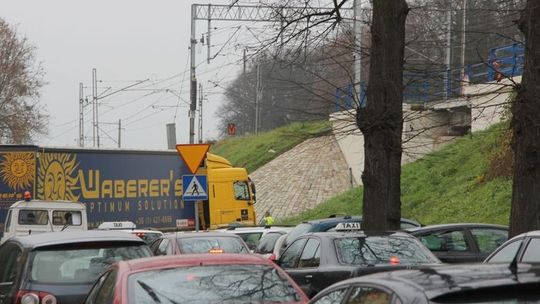 Nie zmieścił się pod przejazdem