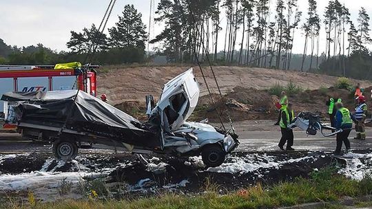 Nie żyje kierowca przez pijanego sprawcę. Zderzyła się cysterna z dostawczakiem Nie żyje kierowca przez pijanego sprawcę. Zderzyła się cysterna z dostawczakiem