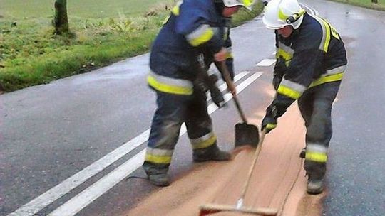 Niebezpieczna plama oleju na jezdni