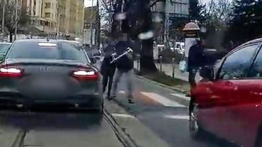 Niebezpieczne zachowanie na przejściu dla pieszych. Policja szuka świadków