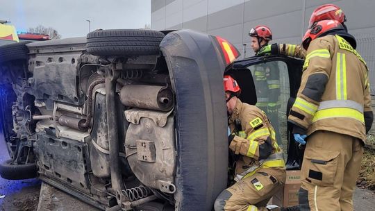 Niebezpieczne zdarzenie na trasie. Chwila nieuwagi skończyła się w rowie Niebezpieczne zdarzenie na trasie. Chwila nieuwagi skończyła się w rowie