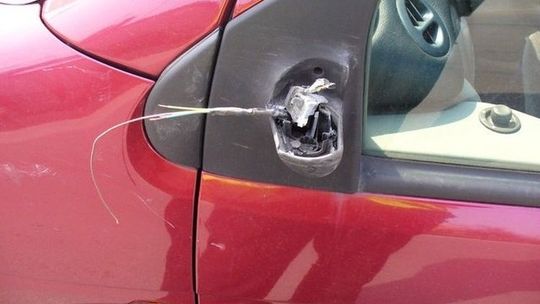 Niebezpieczne zderzenie samochodów na samym zakręcie