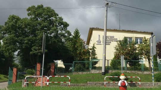 Niebezpiecznie przechylony słup energetyczny może przewrócić się na szkołę i drogę