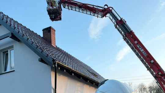 Niebezpieczny pożar komina w domu jednorodzinnym. Strażacy apelują o rozwagę