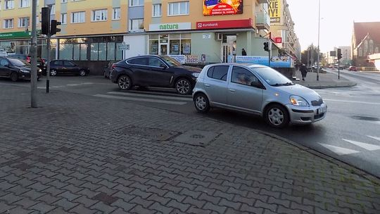 Niebezpieczny slalom pomiędzy samochodami