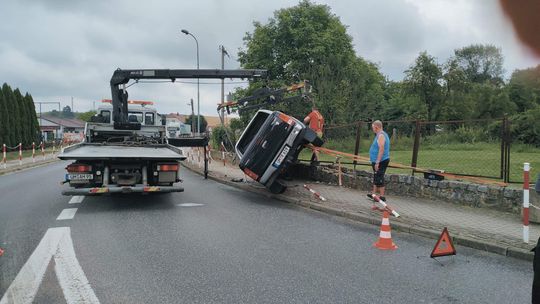 Niecodzienna kolizja. Auto zawisło na barierkach  [ZDJĘCIA]