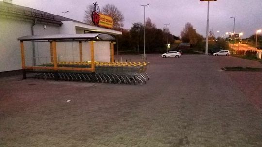 Niefortunne usytuowanie wiaty na koszyki Niefortunne usytuowanie wiaty na koszyki