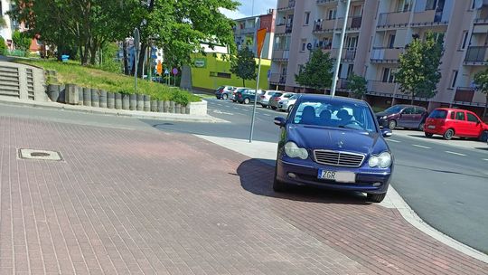 Niektórzy parkują gdzie bądź. Czytelnik zwraca uwagę na zagrożenia