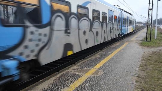 Nielegalne graffiti na pociągu. Pomalować łatwo, usunąć trudniej 