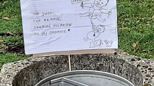 Nielegalne polityczne ulotki na koszach