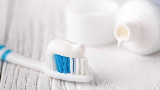 Nieoczywiste zastosowanie pasty do zębów. Znasz te 5 sposobów?