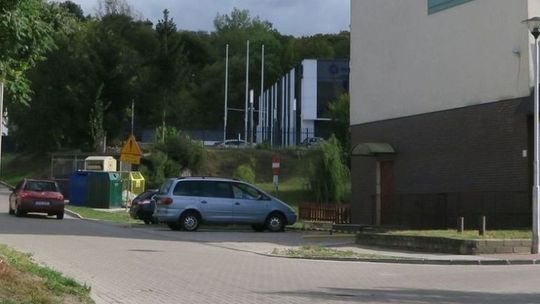 Nieprzytomna z przepicia omal nie wjechała w policjantów jadących do komendy Nieprzytomna z przepicia omal nie wjechała w policjantów jadących do komendy