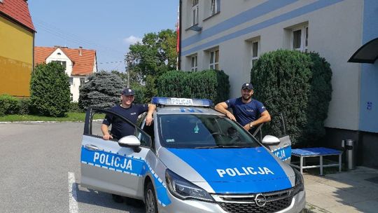 Nieprzytomny niemowlak był eskortowany przez policję