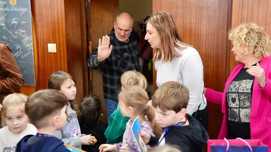 Niespodziewane spotkanie w magistracie: Uczniowie „odnaleźli” burmistrza w pracy