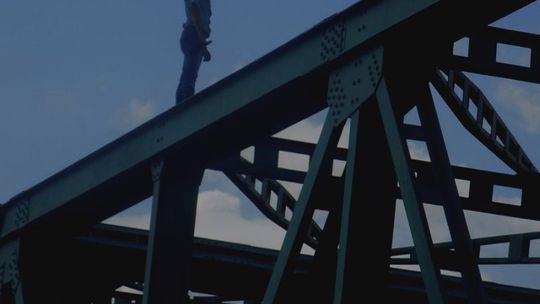 Nieszczęśliwie się zakochał i skoczył z mostu. Czy zostanie kaleką?