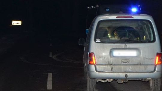 Nietrzeźwy wjechał do rowu tuż przed nadjeżdżającą karetką