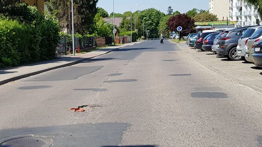 Nietypowe oznakowanie dziury w gryfińskiej ulicy