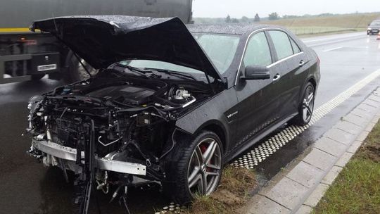 Nieuważny kierowca zjechał z drogi i uderzył w barierkę