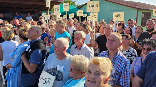 Niezapomniane spotkanie ponad 200 absolwentów i pracowników szkoły [FILM, FOTO]