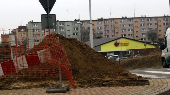 Niszczą ulicę wybudowaną z pieniędzy unijnych! - alarmuje czytelnik. Prace przebiegają sprawnie - ocenia wiceburmistrz Miler