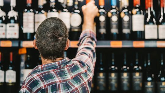Zakaz sprzedaży alkoholu nocą. Czy przepisy obejmą cały kraj i co na to młodzi