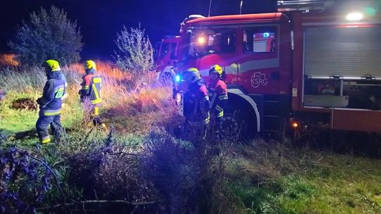 Nocny pożar śmieci na południu powiatu. Na miejscu trzy zastępy strażaków