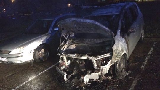 Nocny pożar trzech samochodów. Czy to było podpalenie?