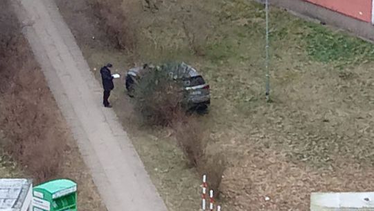 Nocny rajd zakończony na trawniku. Pijany kierowca Lexusa zatrzymany na osiedlu