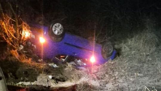 Nocny wypadek na śliskiej trasie. Samochód wypadł z drogi i dachował