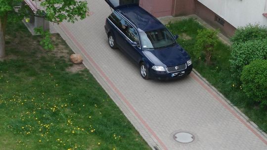 Notorycznie wjeżdżają na chodnik - skarży się mieszkaniec