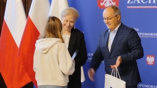 Nowa kurator i wicekurator nagrodzili naszą uczennicę